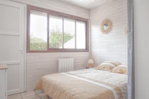 une chambre avec un lit et une fenêtre dans l'établissement Appartement cosy au calme, à Aureilhan