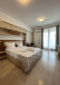 - une grande chambre avec un grand lit et un bureau dans l'établissement 97 RENT House, à Bucarest