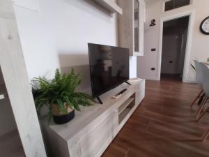 TV a/nebo společenská místnost v ubytování Suites Elifani