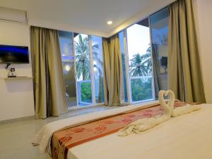 um quarto com uma cama com um cisne em Arora View em Maafushi