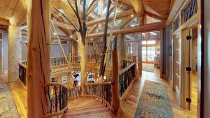 庫珀斯敦的住宿－Seneca Lodge，中间有螺旋楼梯的树屋