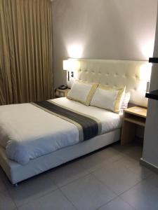 Postel nebo postele na pokoji v ubytování Crystal Hotel