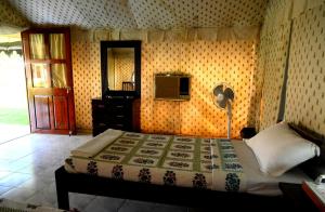 Postel nebo postele na pokoji v ubytování Cattle Inn - Luxury Tents Pushkar