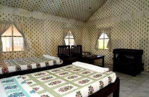 Postel nebo postele na pokoji v ubytování Cattle Inn - Luxury Tents Pushkar