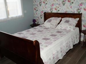 - un lit avec une couette et des oreillers dans une chambre dans l'établissement Gîte PMR Evasion Camarguaise, à Beauvoisin