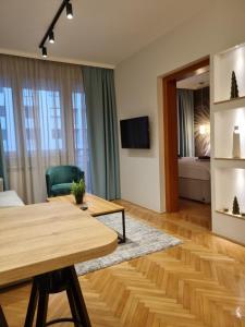 ein Wohnzimmer mit einem Tisch und einem Sofa in der Unterkunft Apartman Centar in Kraljevo