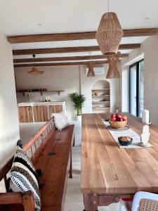 un comedor con una mesa de madera y un bol de fruta en BlissHouse Cracow, en Cracovia