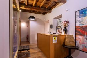 ローマにあるDownTown Boutique House - CA Domus Collectionの花瓶付きカウンター付きの部屋