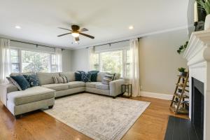 Fayetteville Vacation Rental - 1 Mi to Downtown!休息區