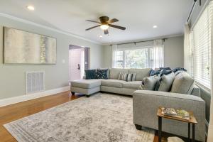 Fayetteville Vacation Rental - 1 Mi to Downtown!休息區