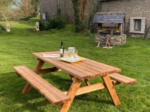 een picknicktafel met een fles wijn en glazen bij « La Belle Vie » Brittany, ideal for 2 to 6 people 