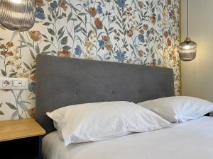una camera da letto con un letto e carta da parati floreale di Casa Vacanze Fontana Fraterna a Isernia