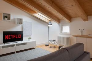 Μια τηλεόραση ή/και κέντρο ψυχαγωγίας στο Apartments Trieste Centro I 1