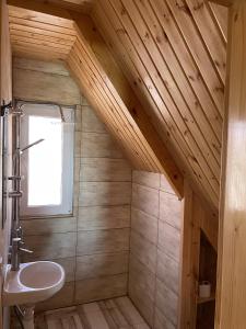 baño con lavabo y techo de madera en Armenian Camp, en Artanish