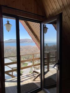 una vista desde la puerta principal de una cabaña en Armenian Camp, en Artanish