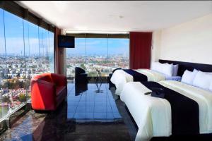 um quarto de hotel com duas camas e vista para uma cidade em Puebla Inn Express em Puebla