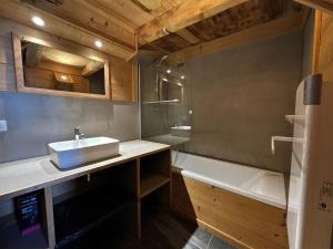 a bathroom with a sink and a tub at Appartement Saint-Martin-de-Belleville-Les Menuires, 4 pièces, 6 personnes - FR-1-452-128 in Saint-Martin-de-Belleville