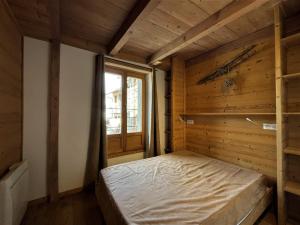 サン・マルタン・ド・ベルヴィルにあるAppartement Saint-Martin-de-Belleville-Les Menuires, 4 pièces, 6 personnes - FR-1-452-128の窓付きの部屋にベッド付きのベッドルーム1室があります。