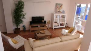 A television and/or entertainment centre at Casa del Mar