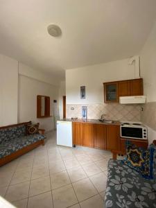ein Wohnzimmer mit einer Küche und einem Sofa darin in der Unterkunft Villa Luna Vista in Sarandë