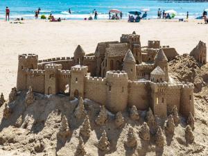 - un château de sable sur la plage près de l'océan dans l'établissement Studio Balaruc-les-Bains, 1 pièce, 4 personnes - FR-1-503-7, à Balaruc-les-Bains