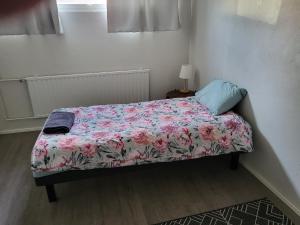 En eller flere senge i et værelse på Basement apartment in Närpiö City centre, 24h check-in