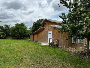 een houten huis met een tuin ervoor bij Maria's Tiny Barn in Homestead