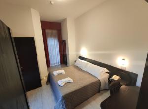 Hotel Memory في ريميني: غرفة نوم عليها سرير وفوط