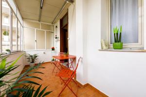 a balcony with a table and chairs in a room at La casa di Ele 2-100 metri dalla Reggia in Caserta