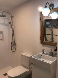bagno con servizi igienici e lavandino di Romantic Casa Blanca a Costa Teguise