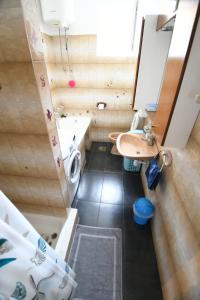 mała łazienka z umywalką i toaletą w obiekcie Klara&Ivan w Splicie