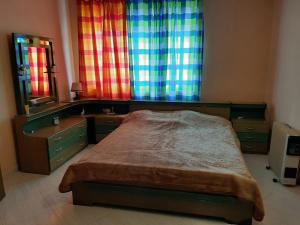 Schlafzimmer mit einem Bett, einer Kommode und einem Spiegel in der Unterkunft Guesthouse Lula in Tepelenë