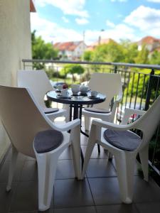 einen Tisch und Stühle auf dem Balkon in der Unterkunft Trend Baláca Home in Veszprém