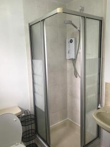 ein Bad mit einer Dusche, einem WC und einem Waschbecken in der Unterkunft Accomodation for contractors & professionals 3 bed house with parking in Lighthorne