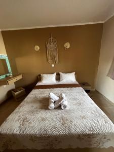 1 dormitorio con 1 cama grande y toallas. en Maison de roche, en Sozopoli