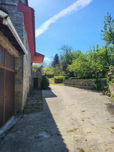 a driveway next to a house with a building at Alojamiento Pena da Osa in Sober