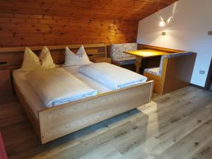 Postel nebo postele na pokoji v ubytování Apartments Steger Sand in Taufers Campo Tures