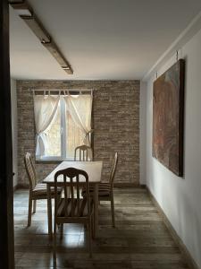 uma sala de jantar com uma mesa e cadeiras e uma janela em Armenian Camp em Artanish