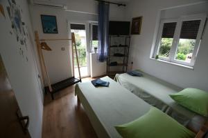 dwa łóżka w pokoju z dwoma oknami w obiekcie Klara&Ivan w Splicie