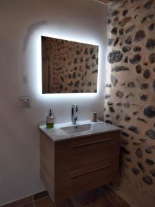 W łazience znajduje się umywalka i lustro. w obiekcie La Grange de Sabatas w mieście Chomérac