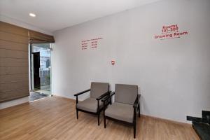 Super Townhouse Function Inn Near Chaudhary Charan Singh International Airport的休息区