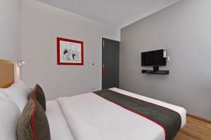 Super Townhouse Function Inn Near Chaudhary Charan Singh International Airport客房内的一张或多张床位