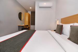Super Townhouse Function Inn Near Chaudhary Charan Singh International Airport客房内的一张或多张床位