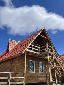 ein Haus, das mit dem Dach gebaut wird in der Unterkunft Armenian Camp in Artanish
