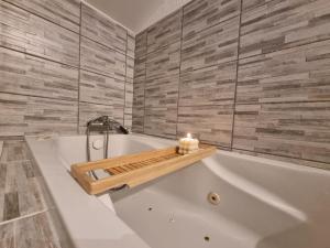 Zdjęcie z galerii obiektu Etxea Dorea - Chambre chez habitant - maison basque w mieście Lahonce