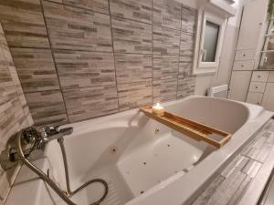 Zdjęcie z galerii obiektu Etxea Dorea - Chambre chez habitant - maison basque w mieście Lahonce +3 zdjęcia