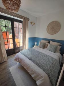 Un dormitorio con una cama grande y una ventana en Appartement à Pramousquier Le Lavandou, en Le Lavandou