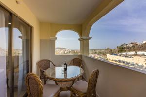 uma varanda com uma mesa e cadeiras e uma janela em Luxury duplex in Los Cristianos , 6 pax em Los Cristianos
