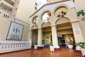 uma loja na frente de um edifício com vasos de plantas em Luxury duplex in Los Cristianos , 6 pax em Los Cristianos