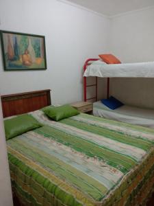 Hotel Capric في فينيا ديل مار: غرفة نوم بسريرين بطابقين في غرفة